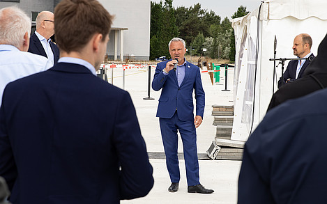 VBC Europe COO Wojciech Poludniewski erklärt die Vorteile der modularen Wohneinheiten für den geplanten Hotelanbau OHANA Lodge / © Tropical Islands VBC Europe COO Wojciech Poludniewski erklärt die Vorteile der modularen Wohneinheiten für den geplanten Hotelanbau OHANA Lodge