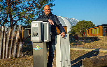 Bietet seinen Gästen jetzt auch die Möglichkeit, während des Kurzurlaubs ihr Elektroauto aufzuladen: Tropical Islands Geschäftsführer Chris Jung. © Tropical Islands
