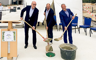 Versiegelung der Zeitkapsel mit Zement; v.l.n.r. Ministerpräsident des Land Brandenburg Dr. Dietmar Woidke, Tropical Islands Managing Director Chris Jung,  Volumetric Building Companies (VBC) Chief Operations Officer Europe Wojciech Poludniewski