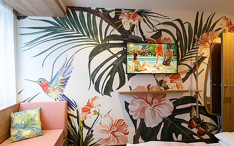Jedes Zimmer verfügt bis zu 36 Quadratmeter Wohnfläche und ist mit liebevollen Details im polynesisch-hawaiianischen Stil gestaltet. / Foto: Manuel Frauendorf