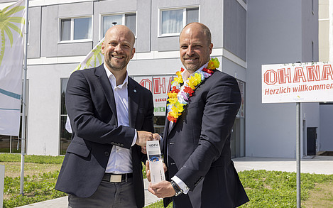 VDFU Geschäftsführer, Jürgen Gevers, überreicht den Innovationspreis an Chris Jung 