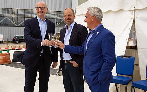 Anstoßen auf die Grundsteinlegung; v.l.n.r. Ministerpräsident des Land Brandenburg Dr. Dietmar Woidke, Tropical Islands Managing Director Chris Jung,  Volumetric Building Companies Europe (VBC) COO Wojciech Poludniewski / © Tropical Islands Anstoßen auf die Grundsteinlegung; v.l.n.r. Ministerpräsident des Land Brandenburg Dr. Dietmar Woidke, Tropical Islands Managing Director Chris Jung,  Volumetric Building Companies Europe (VBC) Chief Operations Officer Wojciech Poludniewski