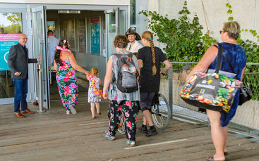 General Manager Wouter Dekkers (links) begrüßt am Wiedereröffnungstag die ersten Gäste; ©Tropical Islands