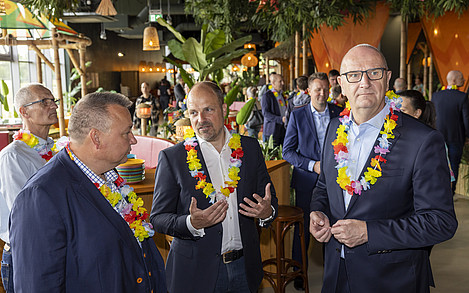 Landrat Sven Herzberger und Ministerpräsident Dietmar Woidke lassen sich von General Manager Chris Jung den neuen OHANA Entertainmentbereich zeigen / Foto: Dietmar Gust