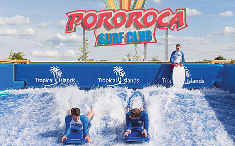 Auch der Surfsimulator "Pororoca" lädt die Besucher wieder zum Wellenreiten ein. ©Tropical Islands