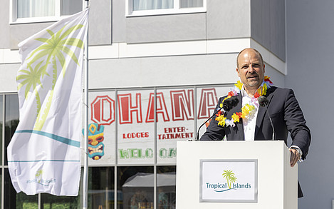Tropical Islands General Manager Chris Jung dankte seinen Mitarbeitern und Partnern für die geleistete Arbeit am Hotelneubau OHANA / Foto: Dietmar Gust