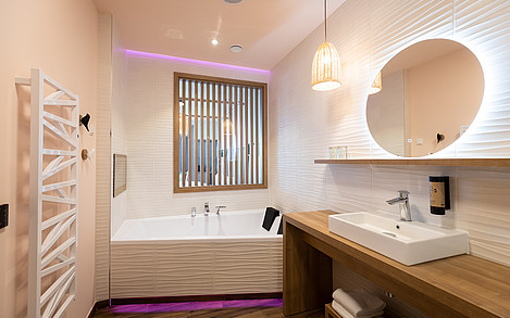 Das extragroße Bad im OHANA Luxus Doppelzimmer / Foto: Manuel Frauendorf