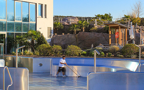 Alle Außenbecken werden nochmal gereinigt und intensiv auf ihre Funktionstüchtigkeit überprüft. ©Tropical Islands