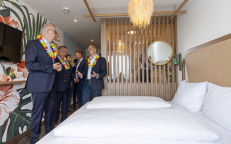 Die geladenen Gäste besichtigten die Unterkünfte im hawaiianisch-polynesischem Stil / Foto: Dietmar Gust