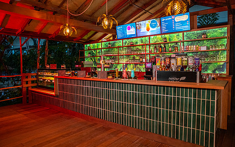 Gäste genießen in der neugestalteten Lagoon Bar einen Rundblick in die tropische Erlebniswelt; © Tropical Islands