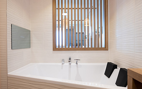 Doppel-Badewanne mit TV, Sound- und Lichtsystem / Foto: Manuel Frauendorf