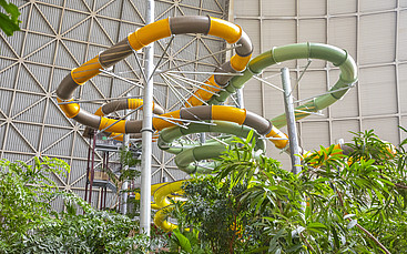 Die neue Doppelrutsche ersetzt die ehemalige blaue Rutsche und bietet auf 200 m Länge ordentlich Wettkampfspaß; © Tropical Islands