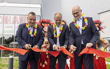 LDS-Landrat Sven Herzberger, Tropical Islands General Manager Chris Jung und Brandenburgs Ministerpräsident Dietmar Woidke durchschneiden das Band zur Eröffnung des neuen OHANA Hotelbaus im Tropical Islands / Foto: Dietmar Gust