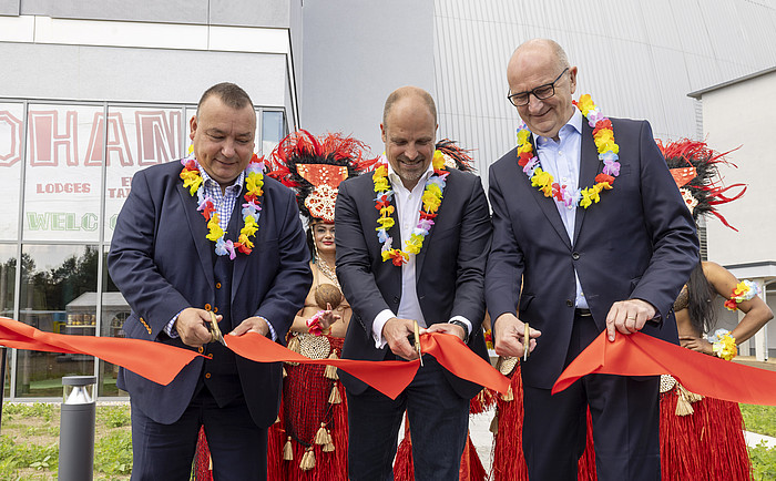 LDS-Landrat Sven Herzberger, Tropical Islands General Manager Chris Jung und Brandenburgs Ministerpräsident Dietmar Woidke durchschneiden das Band zur Eröffnung des neuen OHANA Hotelbaus im Tropical Islands / Foto: Dietmar Gust